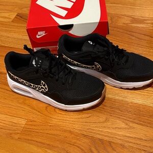 Nike Women's Black and Leopard Print AirMax